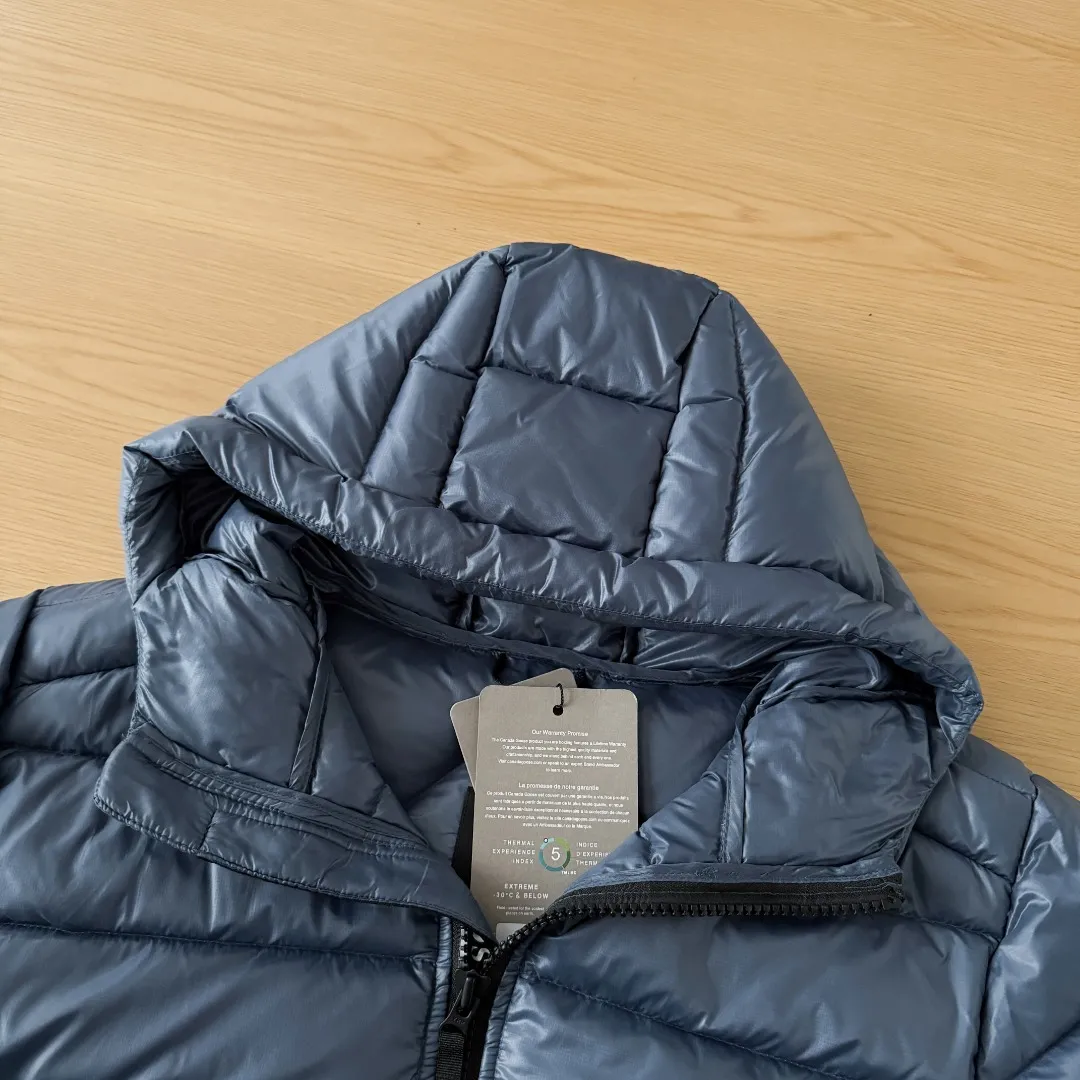 Style number: Y 76 top purchasing version 𝘾𝘼𝙉𝘼𝘿𝘼 𝙂𝙊𝙊𝙎𝙀/Canada Goose 2227 lightweight model. Super Lightweight, no weight on the upper body at all! Show more temperament‼ Canada Goose, a Canadian brand, has always been recognized as the warmest down jacket. Various Instagram celebrities, Internet celebrities, and celebrities often wear it for street photos. I make Canada Goose every year, but I still can’t get rid of my love for the goose. No matter how cold the winter is, there is no need to be afraid. Canada Goose is the legendary warmest down jacket and is known as a must-have for Arctic outdoor sports! The most popular down jacket in the world, celebrities are rushing to buy it, it is a must-have! Sizes: S-2XL Color: Silver Gray (Red Label) Silver Gray (Black Label), Black (Red Label), Black (Black Label), Dark Blue, Light Blue